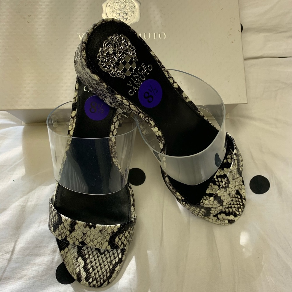 New Vince Camuto Sandals size 8 ( snake)